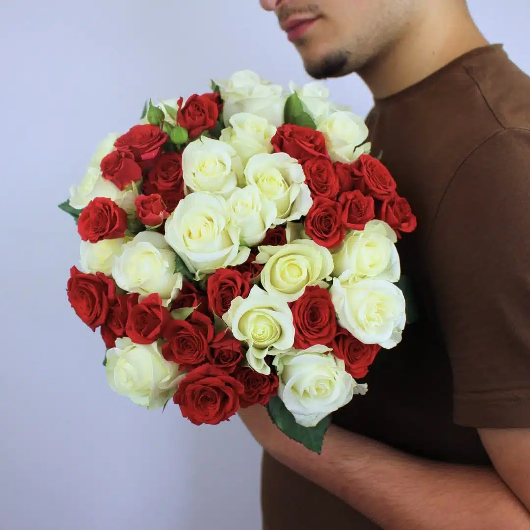 bouquet de roses blanches et roses branchues