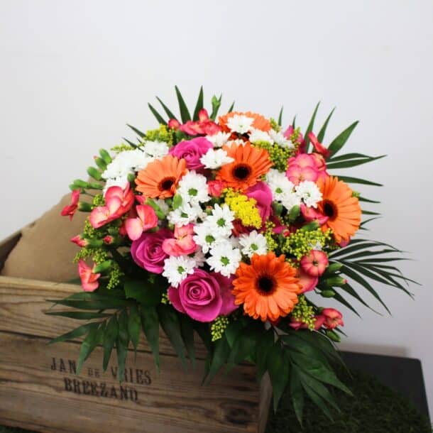 bouquet d'été dans les tons orange, fuschia et blanc