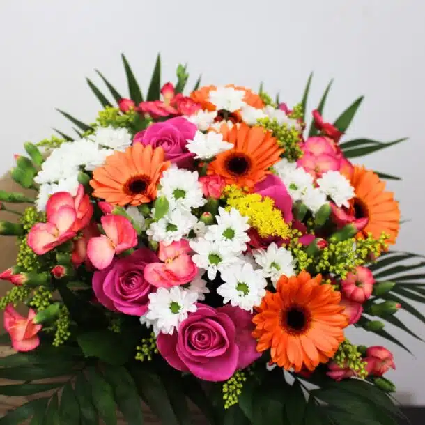 bouquet d'été dans les tons orange, fuschia et blanc