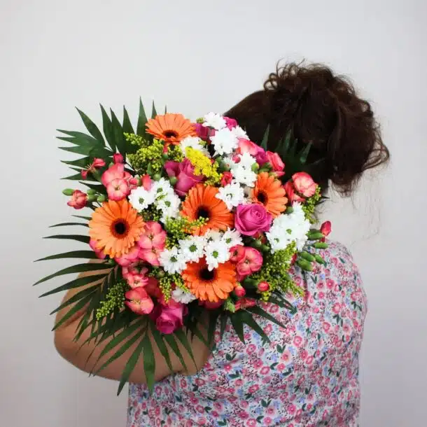 bouquet d'été dans les tons orange, fuschia et blanc