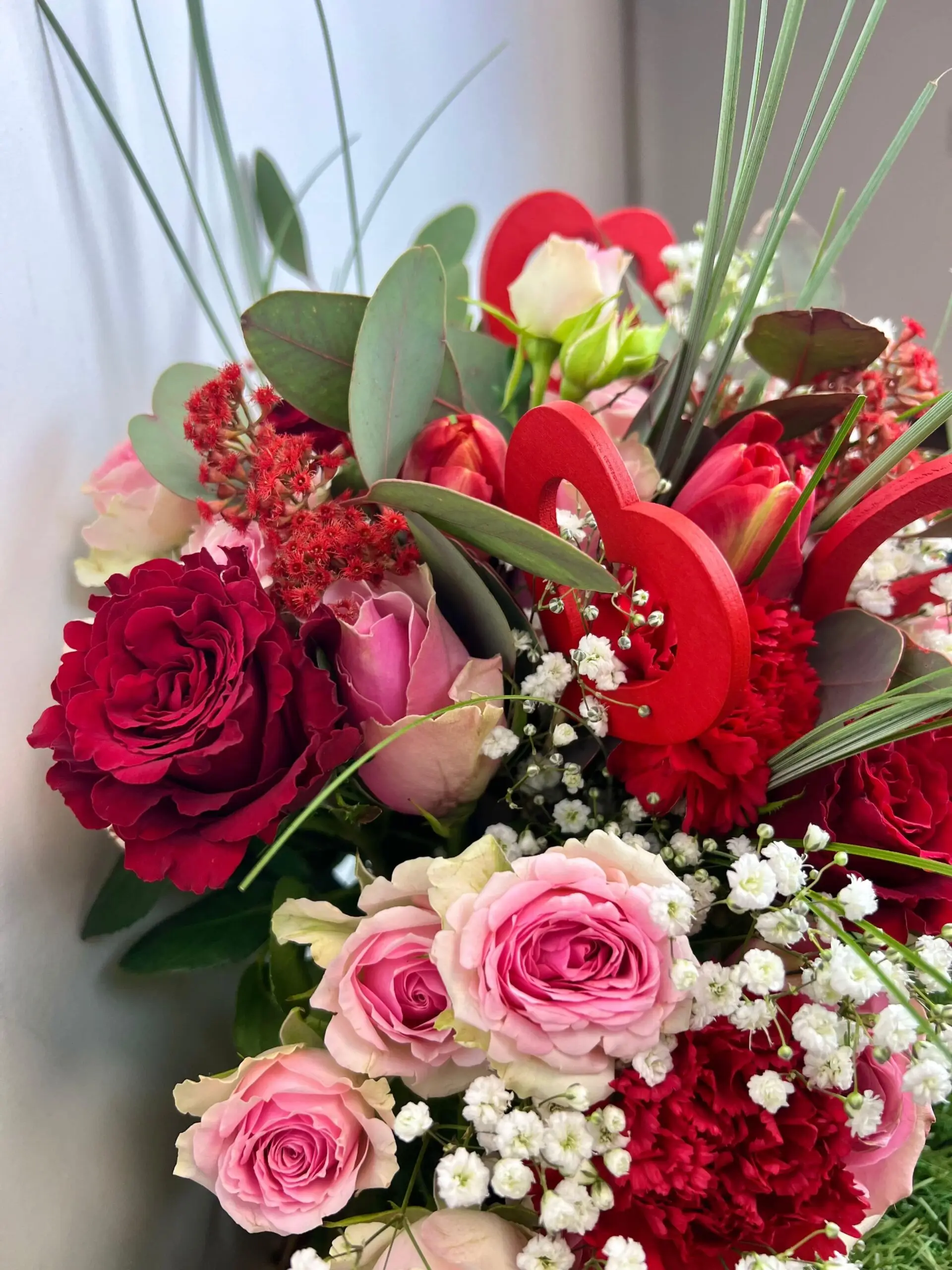 Bouquet Saint-Valentin de roses rouges et roses chez Kokomo