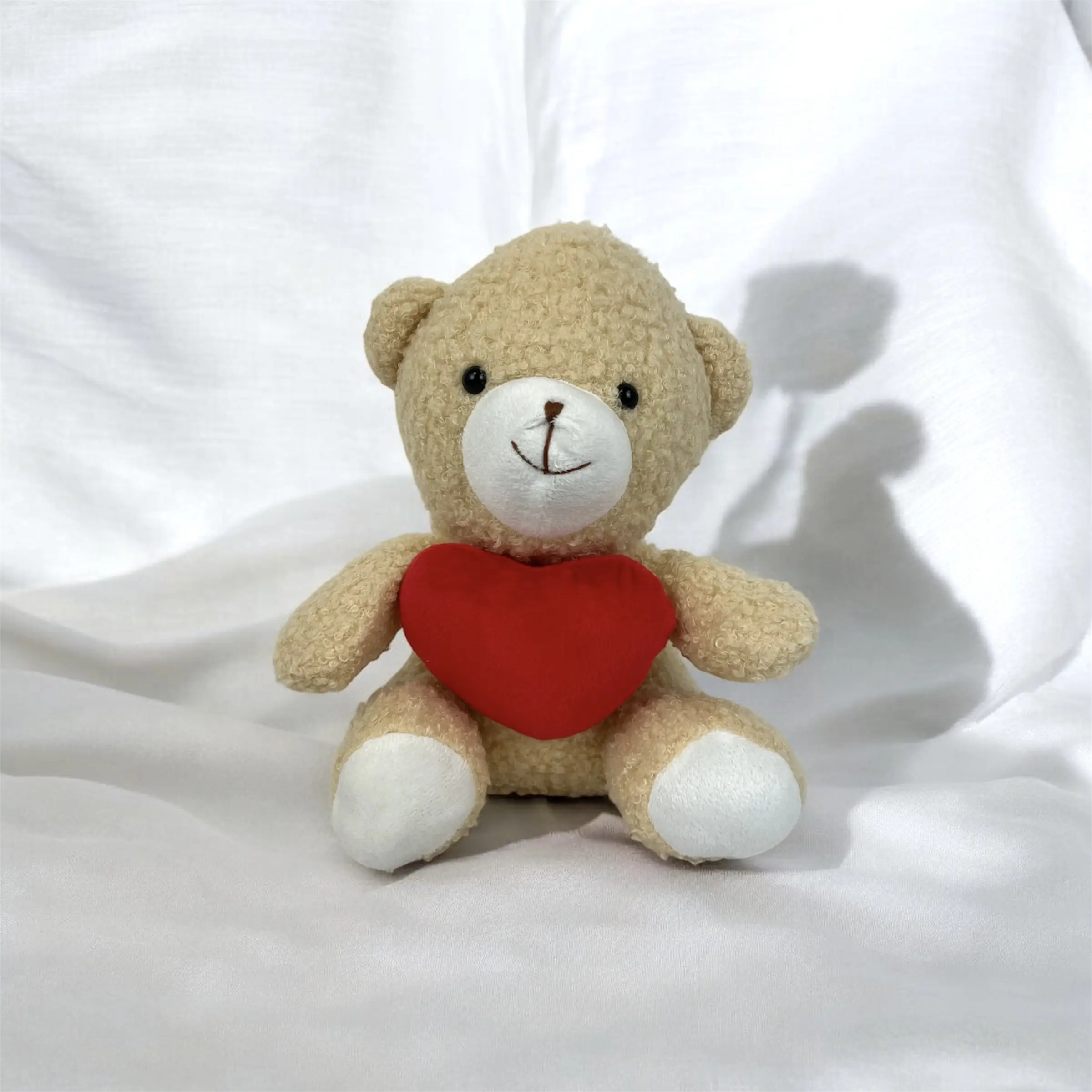 Ourson avec cœur rouge