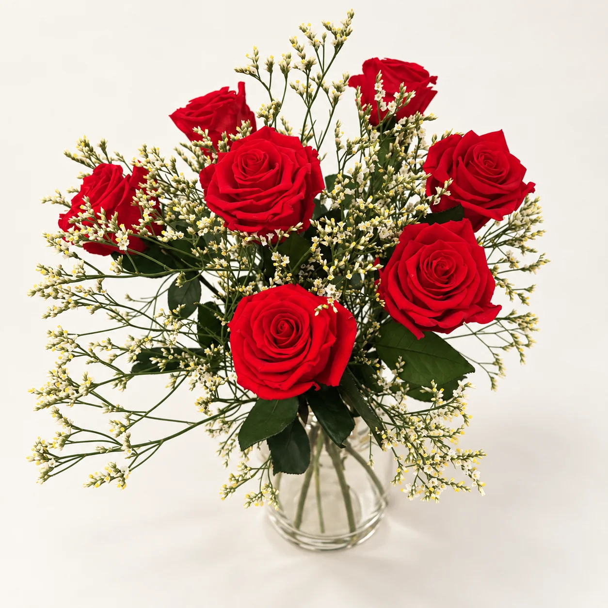 Vue plongeante du bouquet de roses rouges stabilisées et de fleurs séchées